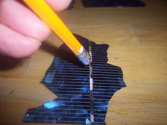 Очистка шины солнечной батареи при помощи ластика